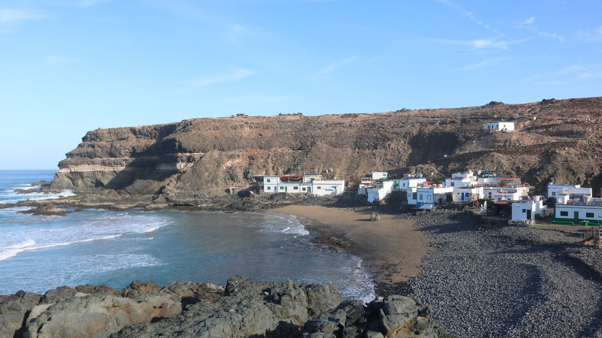 Más que molinos y cuevas junto al mar: todo lo que esconde este pueblo pesquero de Fuerteventura con apenas 10 habitantes