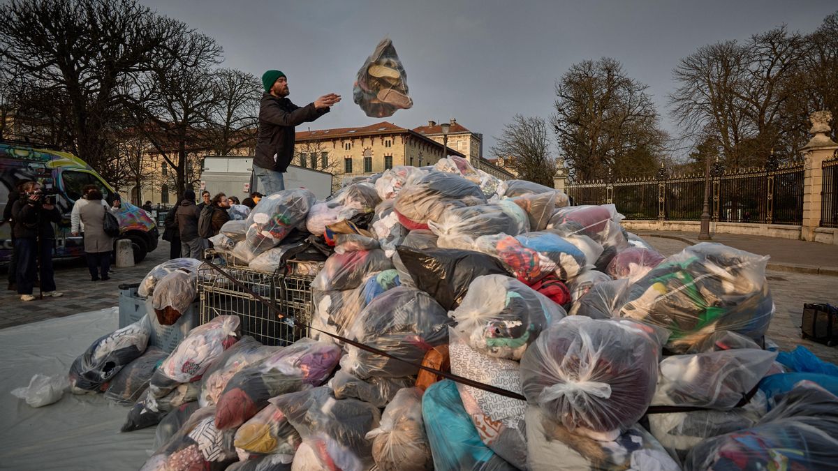 El Gobierno obligará a los fabricantes de ropa y calzado a pagar la gestión del millón de toneladas de residuos que crean