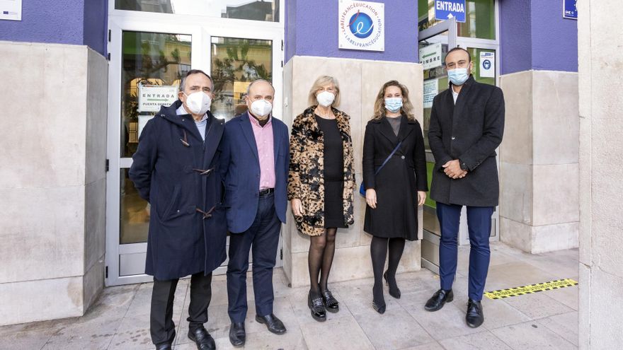 La Consejera De Educación Y Formación Profesional, Marina Lombó, Visita El IES Marqués De Santillana Junto Al Alcalde De Torrelavega, Javier López Estrada, Entre Otros