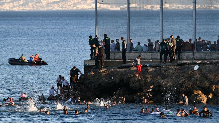 Personas migrantes en la playa del Tarajal, a 17 de mayo de 2021, en Ceuta
