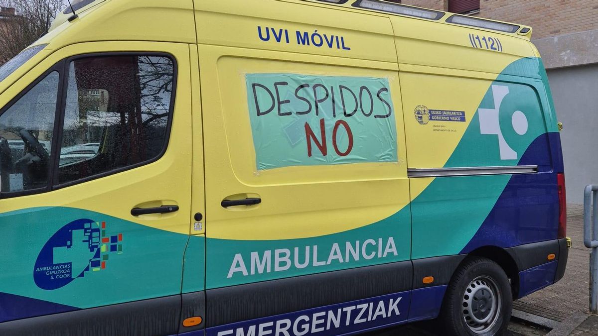 Los trabajadores de Ambulancias Gipuzkoa en Tolosa y Elgoibar reciben las cartas de despido ante la publificación del servicio
