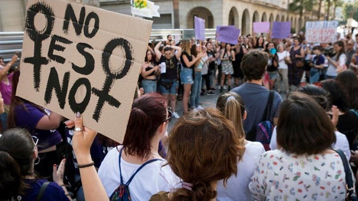 Un cartel de "no es no" en una manifestación contra la violencia sexual.
