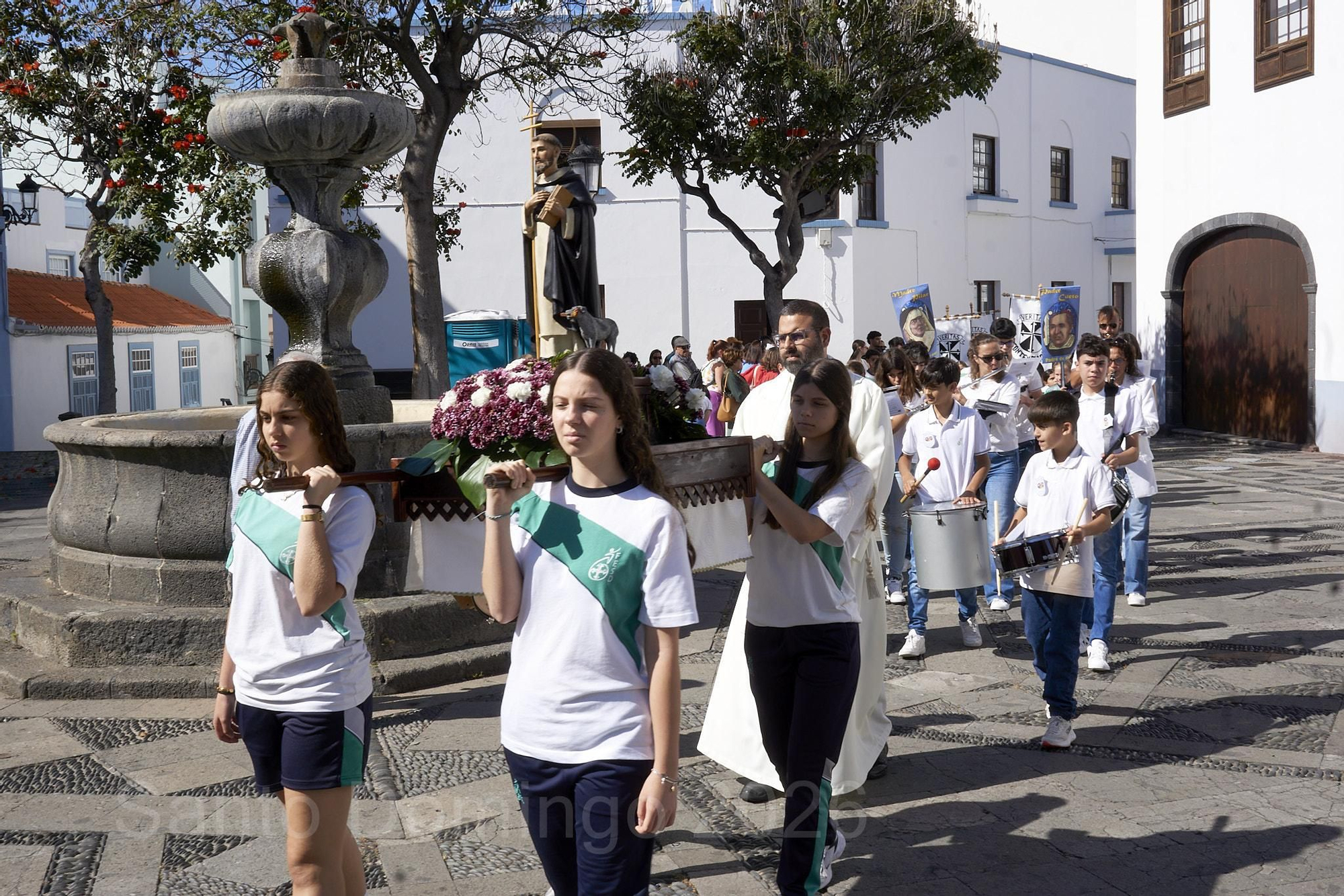 Las fiestas de La Palmita reúnen a generaciones de alumnos y familias en torno a la celebración de Santo Domingo de Guzmán. JOSÉ F. AROZENA