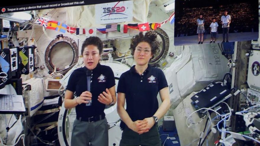 En la pantalla las astronautas Jessica Meir (i) y Chistina Koch (d) mientras participan en una vídeo-llamada en vivo con estudiantes de la International School of Panama, en Ciudad de Panamá. Estudiantes panameños recibieron una vídeo-llamada en vivo de los astronautas de la Estación Espacial Internacional 61(en inglés ISS), la primera que realiza la NASA fuera de los Estados Unidos.