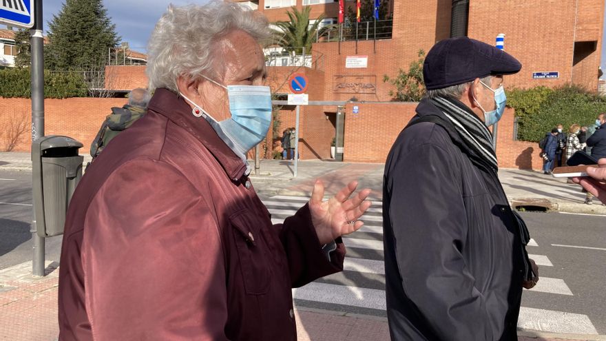 Josefa y Eutinio, dos residentes del centro de Vallecas a los que hoy no les toca vacunarse