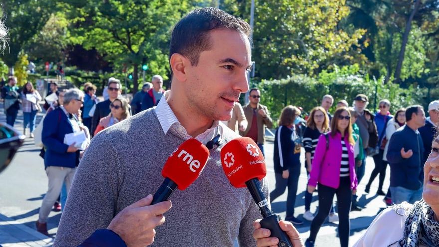 El portavoz del PSOE en la Asamblea de Madrid, Juan Lobato, atendiendo a medios