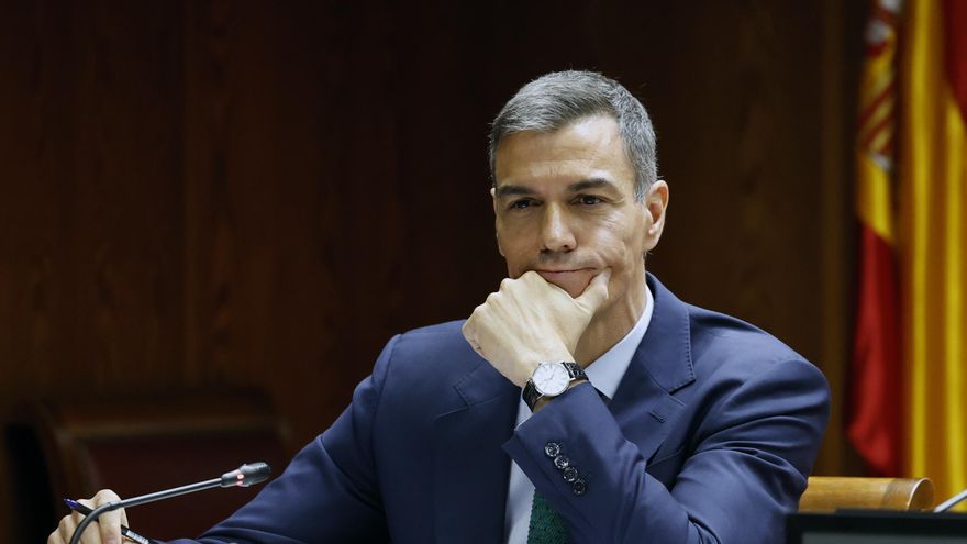 Pedro Sánchez escucha una de las preguntas mientras comparece este jueves ante la comisión de investigación del caso Koldo.