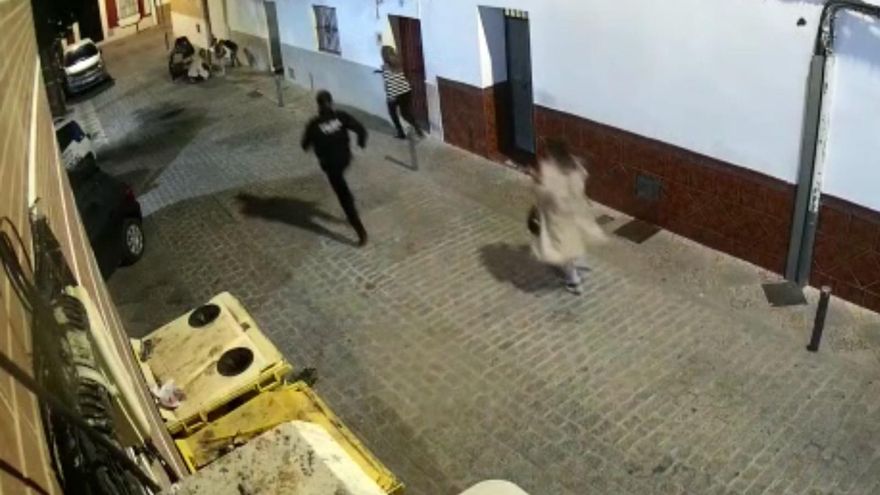 Dos policías salvan a una niña que se quedó en parada tras golpearse contra un bolardo