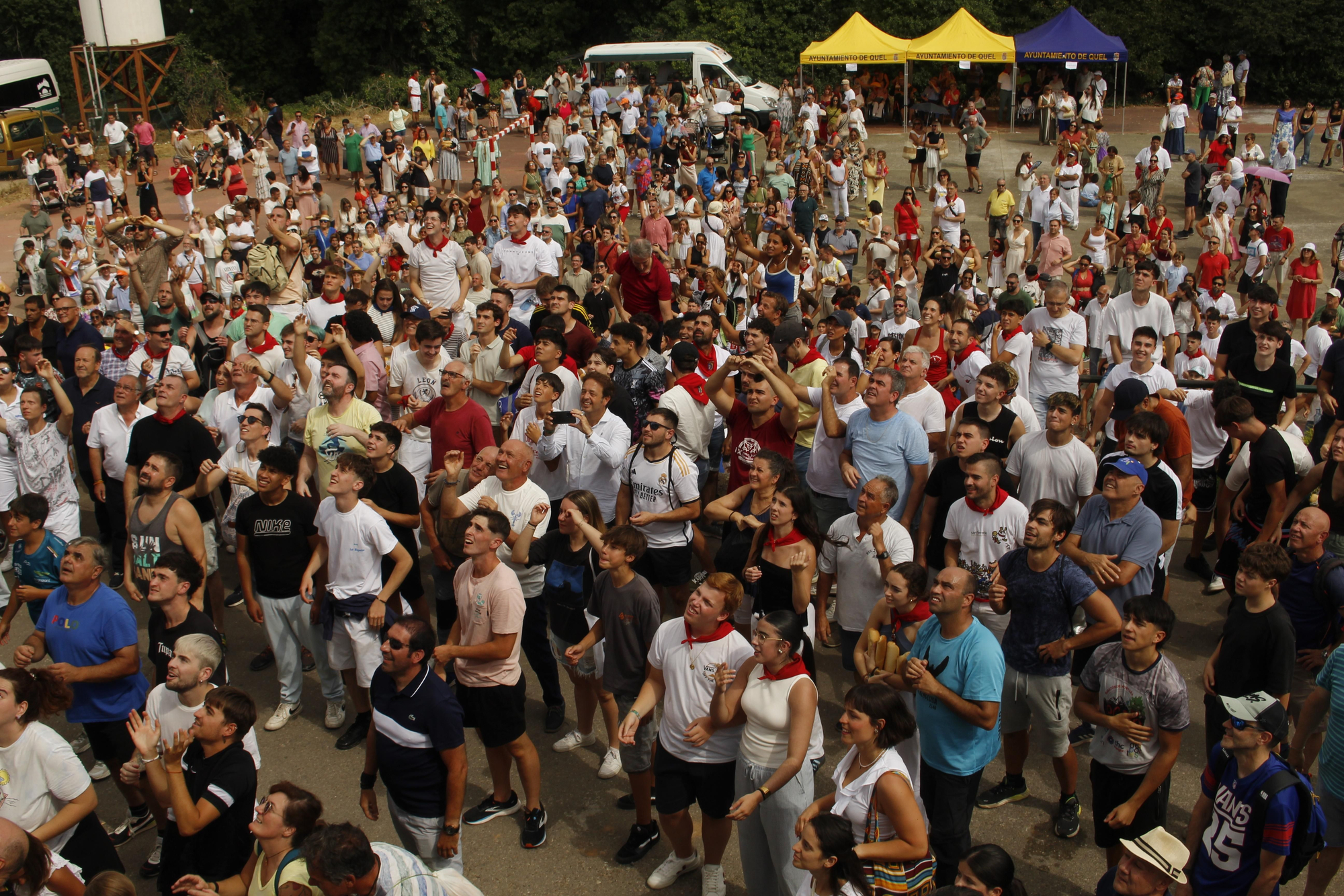 Los panes y los quesos vuelan desde la ermita de Quel para cumplir con una tradición de más de 500 años