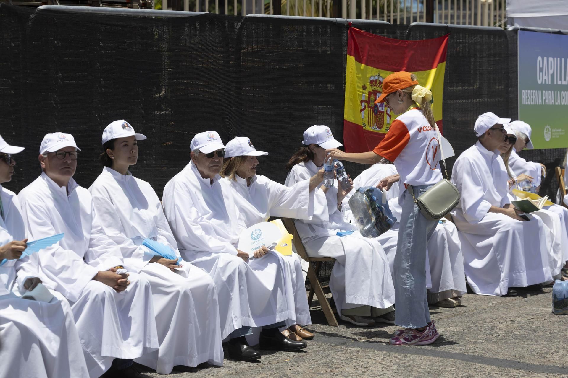 Una voluntaria, repartiendo agua durante la misa del Papa en Santa Cruz de Tenerife.
