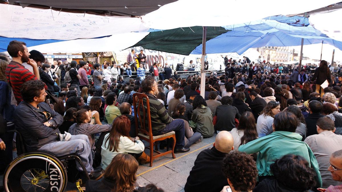 Asamblea del 15M en la Puerta del Sol en junio de 2011 para debatir sobre la continuidad de la acampada en la plaza madrileña.