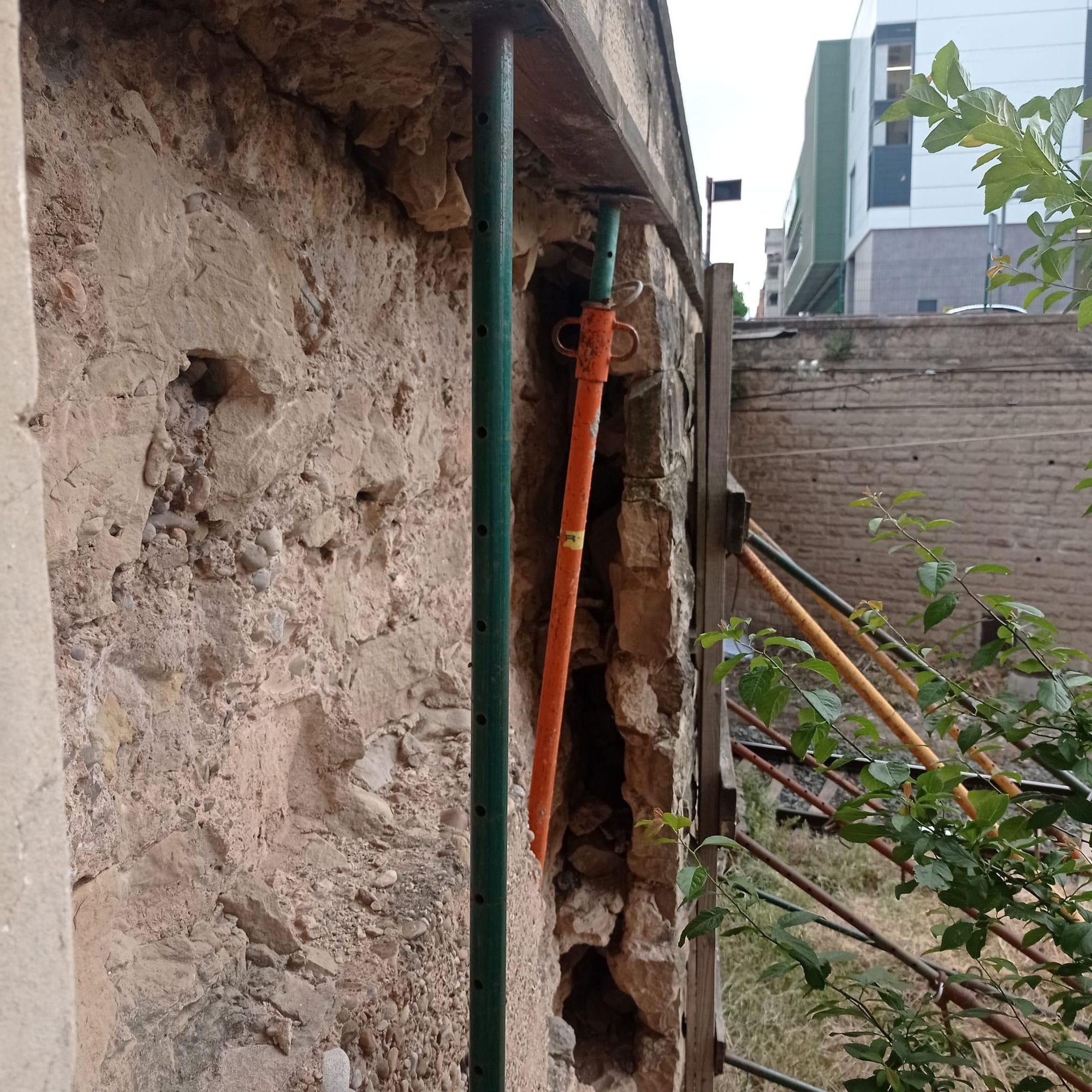 Puente apuntalado en Paula Montal en Logroño