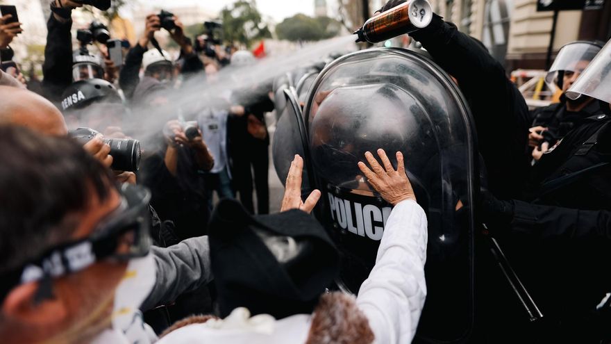 Reprimen protesta frente al Congreso con gases lacrimógeno y camiones hidrantes
