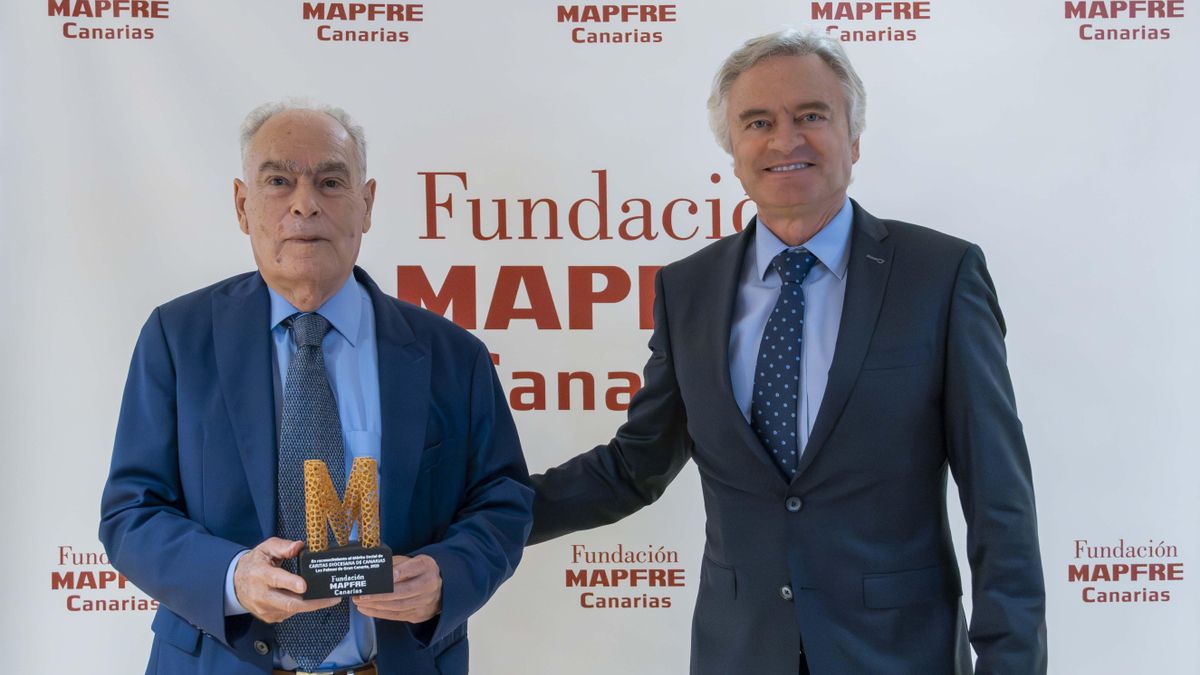 El presidente de la Fundación, Ignacio Baeza (d) y el presidente de Cáritas Diocesana de Canarias ,Gonzalo Marrero (i).