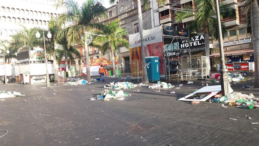 Otras partes de la ciudad, en sus espacios céntricos, con basura amontonada en la mañana del domingo