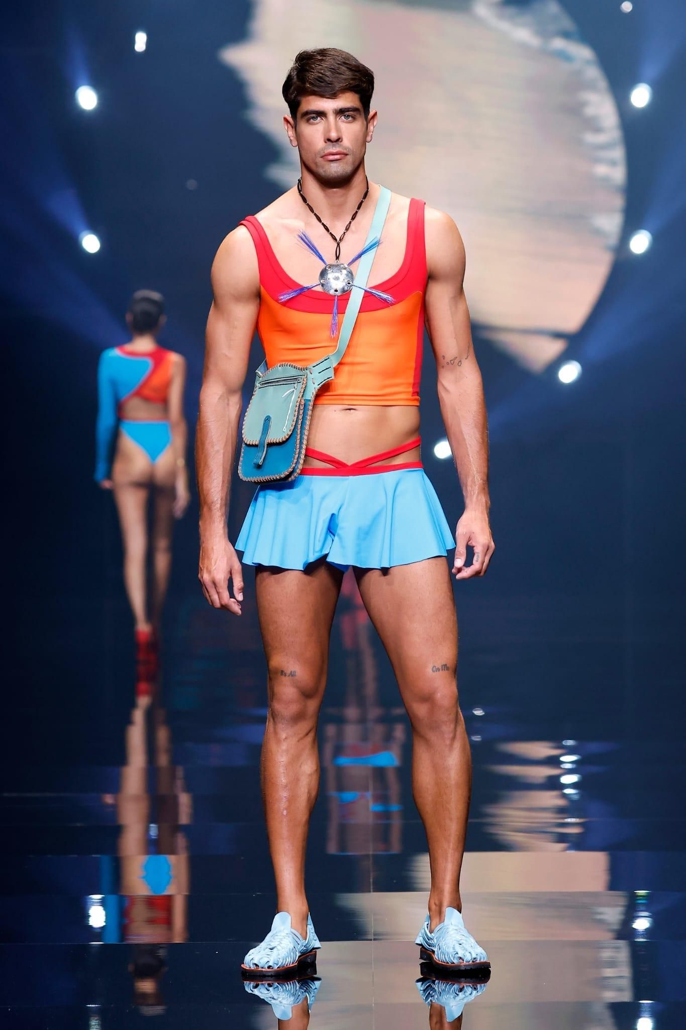 Un modelo exhibe un bolso y unas sandalias del artesano Juan Simón Pérez.