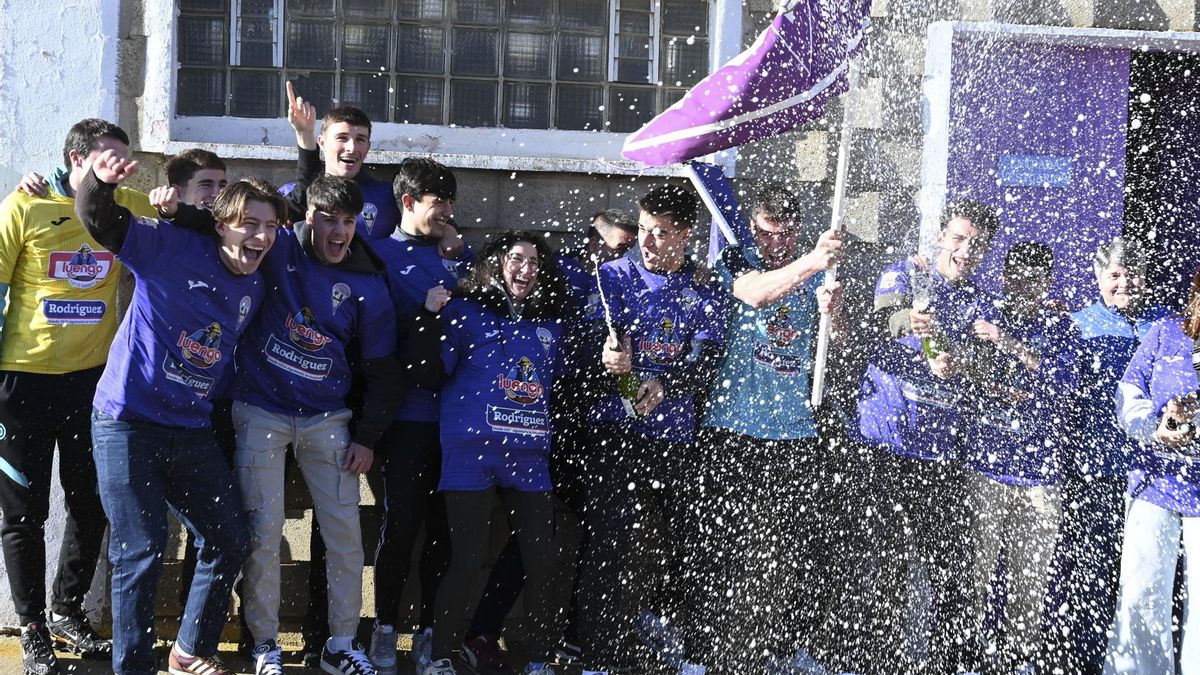 Agraciados con el Gordo del Sorteo Extraordinario de la Lotería de Navidad, el 79.432, lo celebran en La Bañeza.