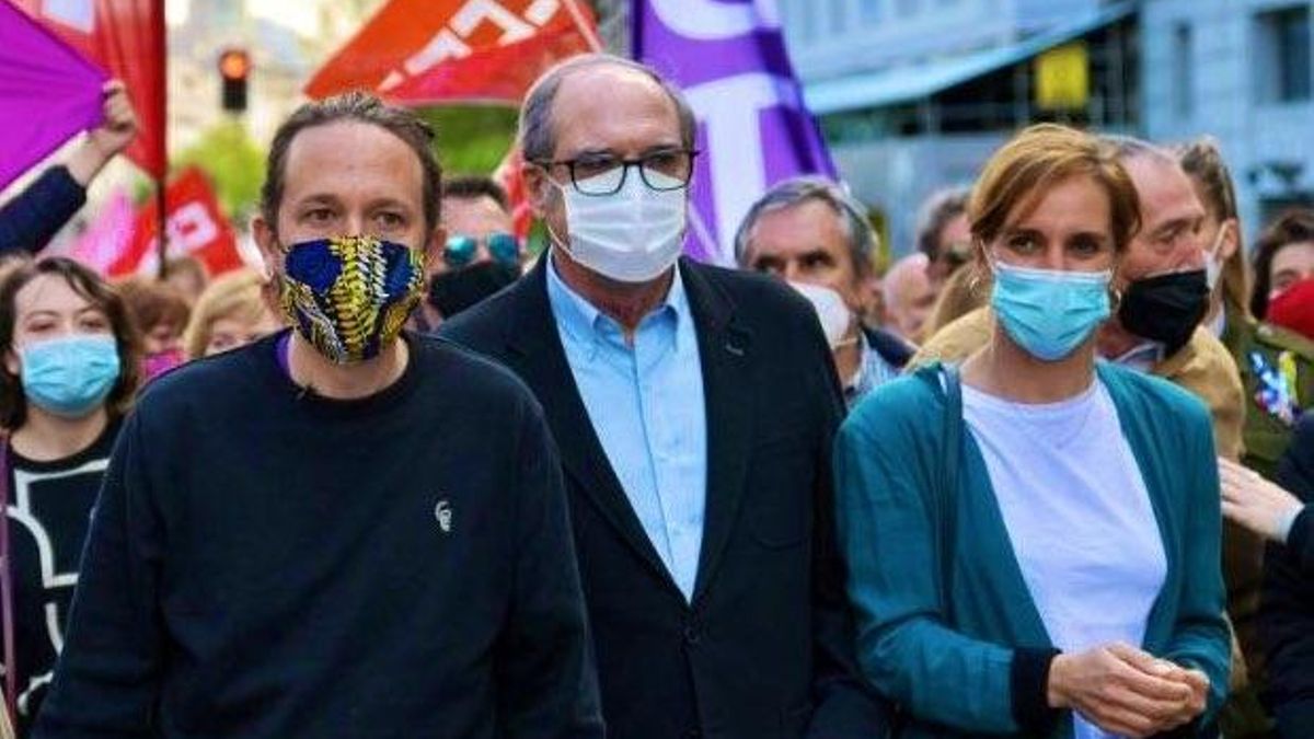 Pablo Iglesias junto a Ángel Gabilondo y Mónica García el 1 de Mayo. DANI GAGO