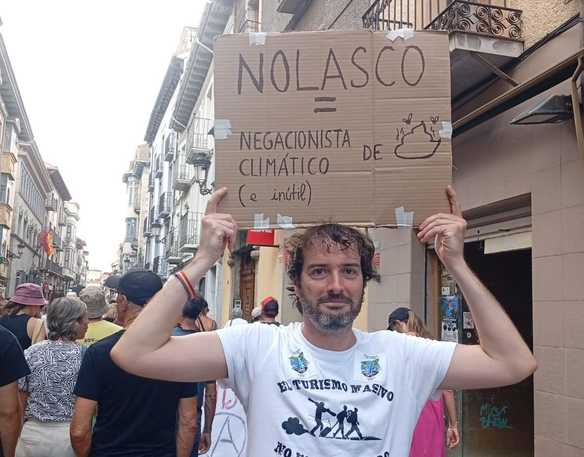Integrante de la manifestación con una pancarta contra Nolasco