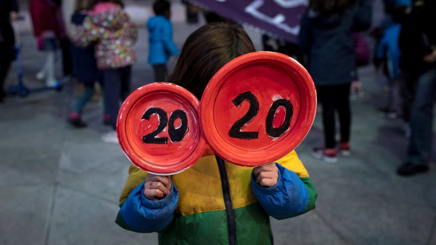 Caos e infracciones: la muerte de una niña en Madrid dispara la exigencia de seguridad vial en los colegios