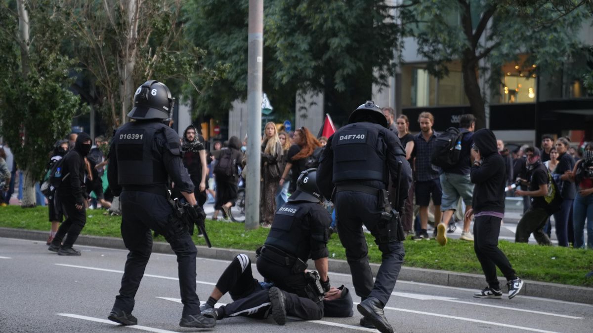 La marcha propalestina en Barcelona reúne a 15.000 personas y acaba con choques con los Mossos y 15 detenidos