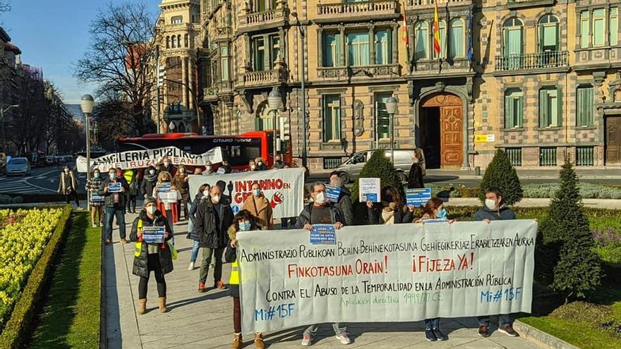 Los interinos de las Administraciones vascas, con una de las tasas de temporalidad más elevadas de Europa, exigen poner fin al "abuso"
