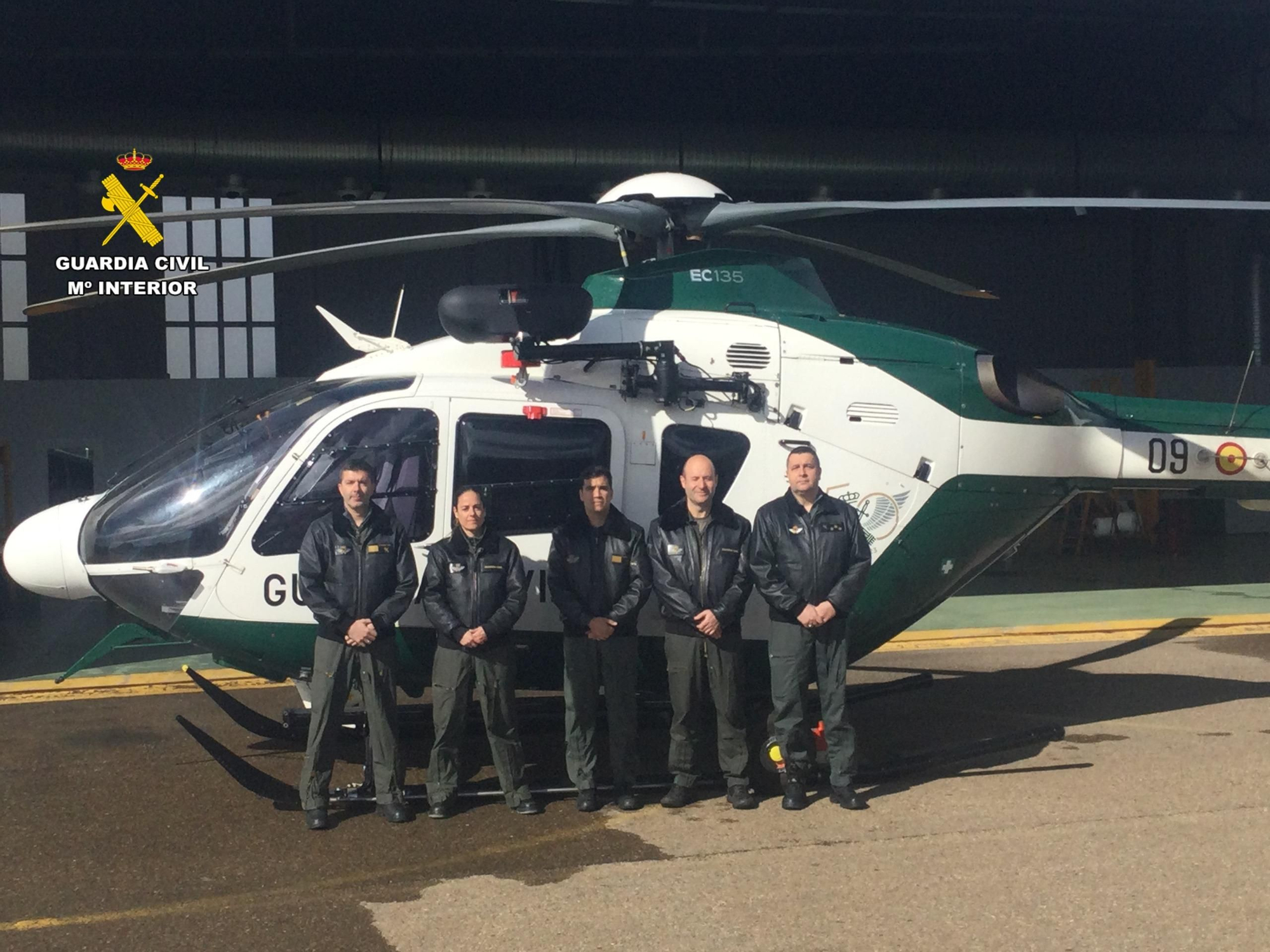 Personal de la Unidad Aérea de la Guardia Civil de León con el nuevo helicóptero adquirido.