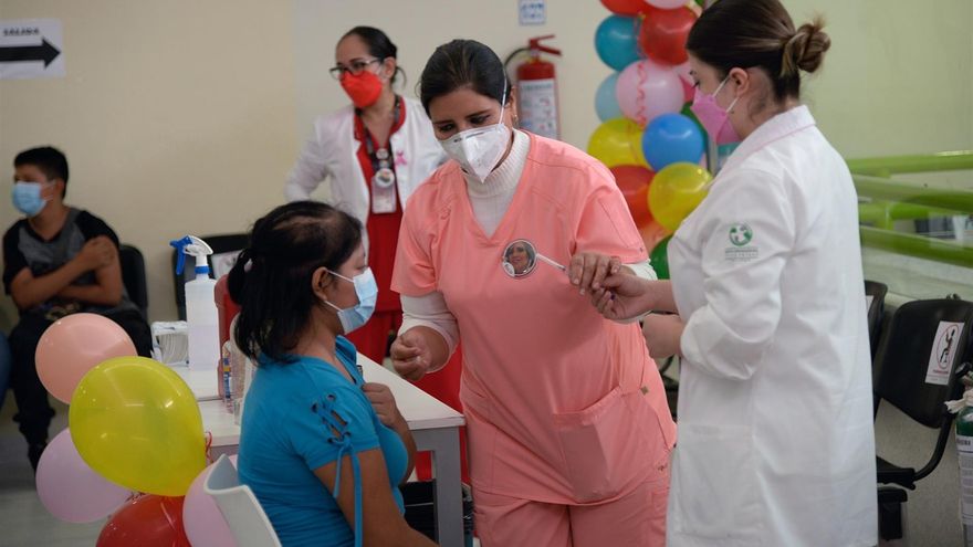 Personal de salud aplica la vacuna contra covid-19 este 18 de octubre, en el hospital de especialidades pediátricas de la ciudad de Tuxtla Gutiérrez, estado Chiapas (México). EFE/Carlos López