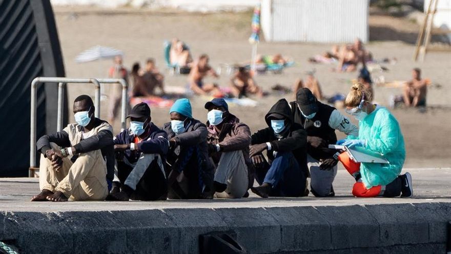 Salvamento traslada hasta Los Cristianos a los 60 ocupantes de una patera localizada a siete millas de Tenerife