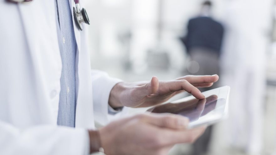 Los médicos canarios defienden el criterio clínico en las bajas laborales tras ser cuestionados por la patronal