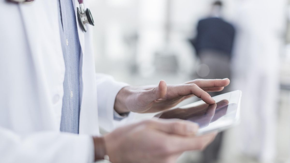 El Consejo Canario de Colegios de Médicos responde a la CEOE tras poner bajo sospecha el criterio médico en las bajas laborales