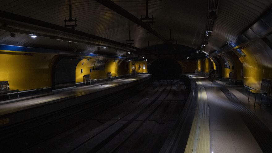 Interior de uno de los andenes de la estación de Metro de Callao en Madrid