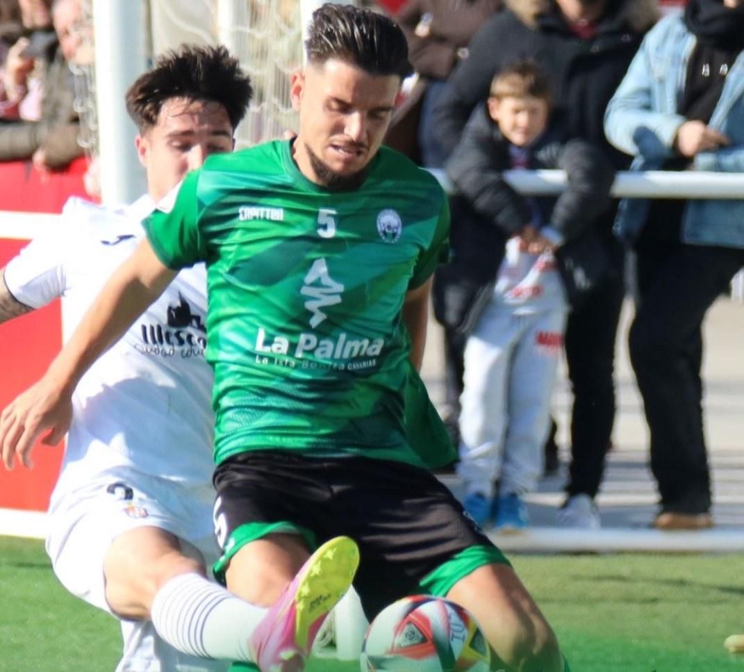 Un momento del partido entre el Atlético Paso y el  CD Illescas.