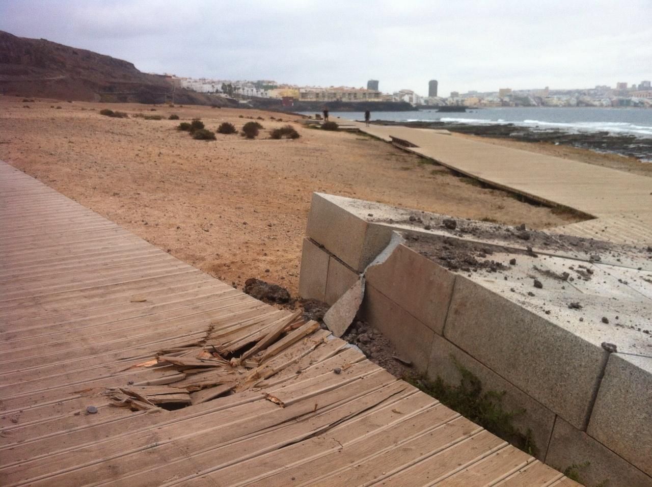 Derrumbe de piedras en la zona del conjunto arqueológico de la Cueva de Los Canarios, por la Playa de El Confital.