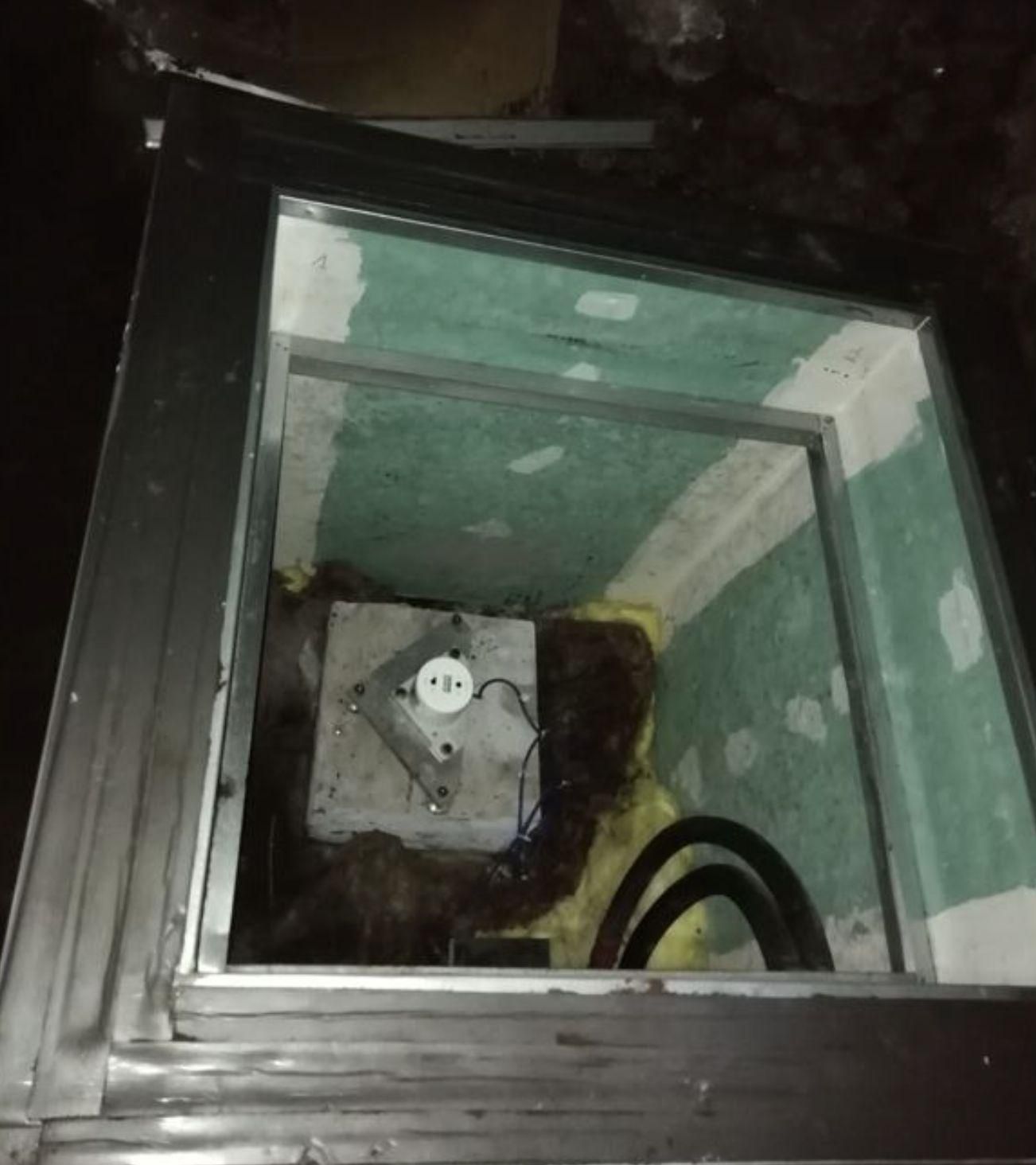 Un inclinómetro es un instrumento capaz de medir la inclinación del terreno en dos ejes norte-sur y este-oeste.