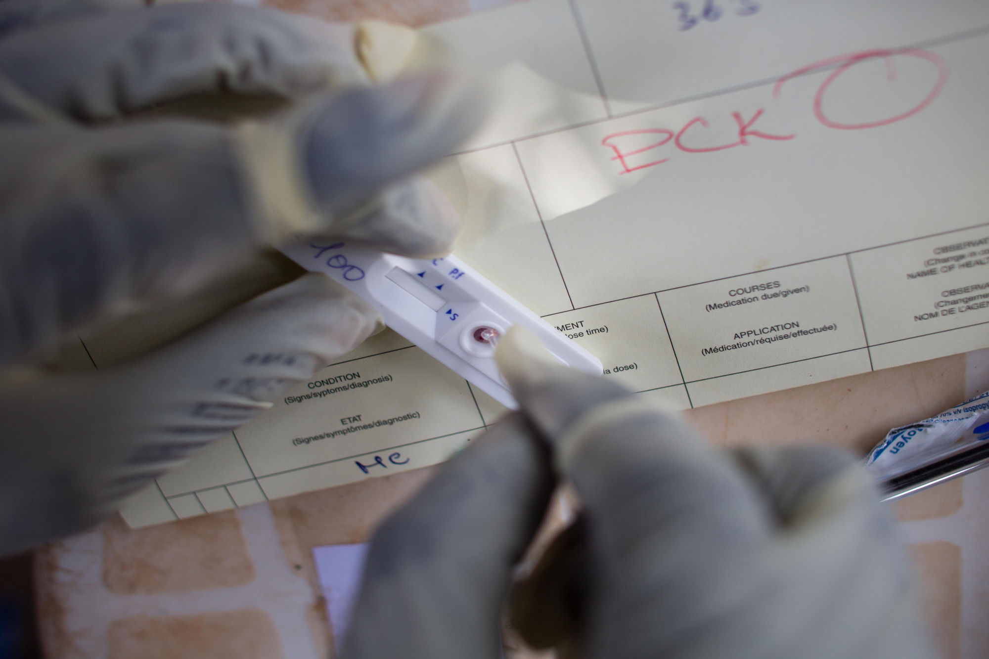 El año pasado, el 64% de la población mundial con síntomas de malaria se sometió a un test diagnóstico. Prueba rápida de malaria en el hospital de Bossangoa, en República Centroafricana. Fotografía:  Ton Koene