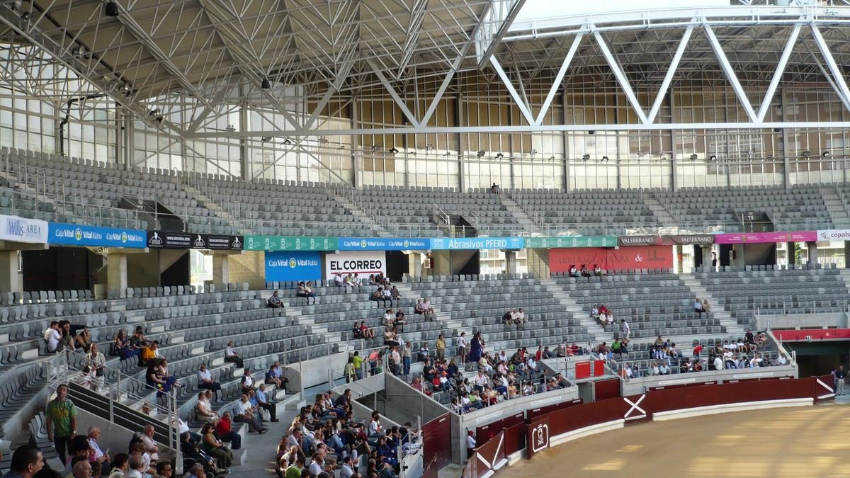 Aspecto semivacío de las gradas de la plaza de toros de Vitoria en un festejo de la edición de 2008 de La Blanca