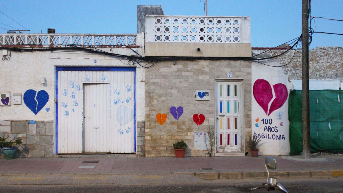 Las casas de la Playa de Babilonia (Guardamar del Segura, Alicante) en la parte que da al pueblo, en la que los vecinos han pintado las paredes con mensajes de esperanza.