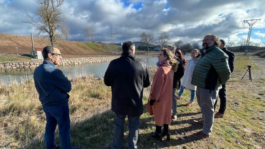La delegada del Gobierno en Cantabria visita las obras de la CHE en la confluencia del Híjar y Ebro