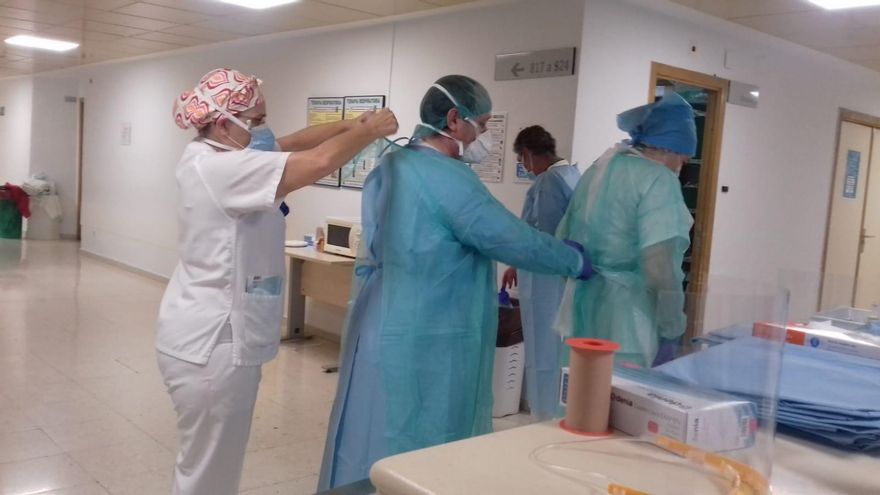 El Hospital Virgen de las Nieves de Granada pone a más de 50 sanitarios en aislamiento por un brote de Covid-19