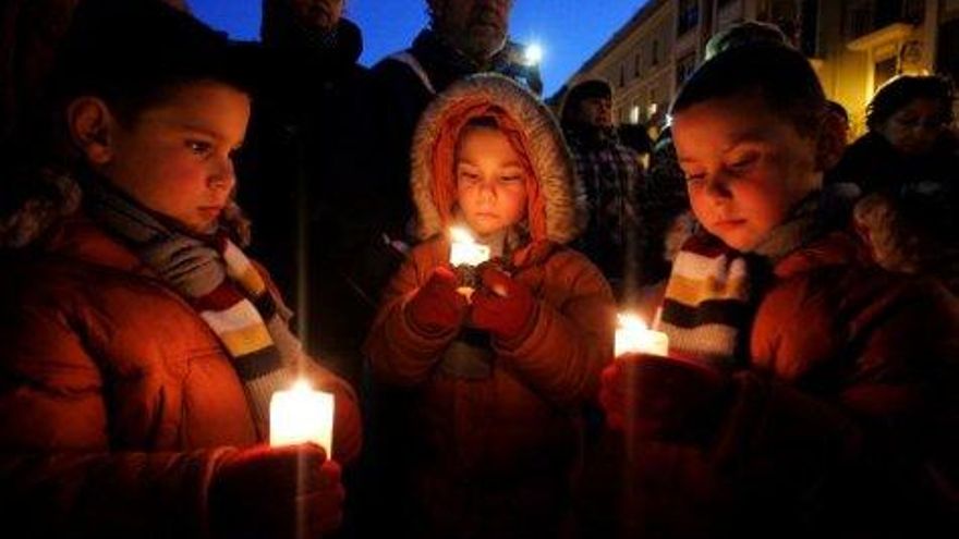 Carlos S. Campillo/Ical. La ONG SED organiza una suelta de luces tailandesas frente a la catedredral de León con motivo de la celebración del Día Internacional de los Derechos de la Infancia