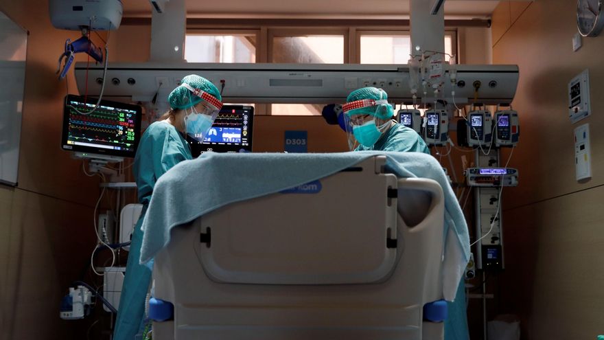 Dos profesionales sanitarios trabajan en la UCI del Hospital Vall d'Hebron de Barcelona. EFE/Alberto Estévez/Archivo