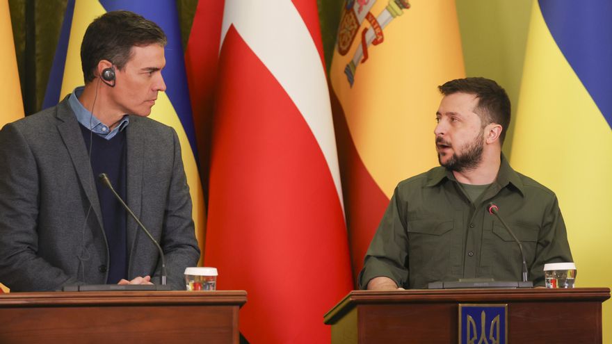 El presidente del Gobierno, Pedro Sánchez (i), y el presidente de Ucrania, Volodímir Zelenski, durante la rueda de prensa conjunta ofrecida al término de la reunión mantenida este jueves en Kiev.