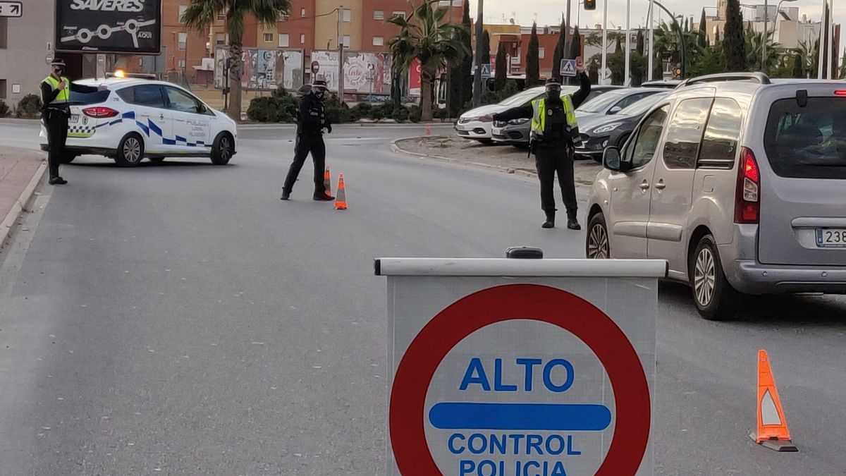 Control de la Policía Local para garantizar el confinamiento perimetral en Almería