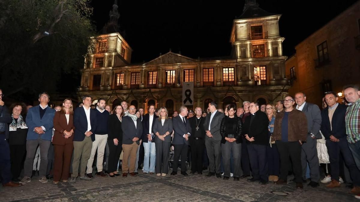 Urda homenajea a las víctimas del accidente con un minuto de silencio repetido por toda Castilla-La Mancha