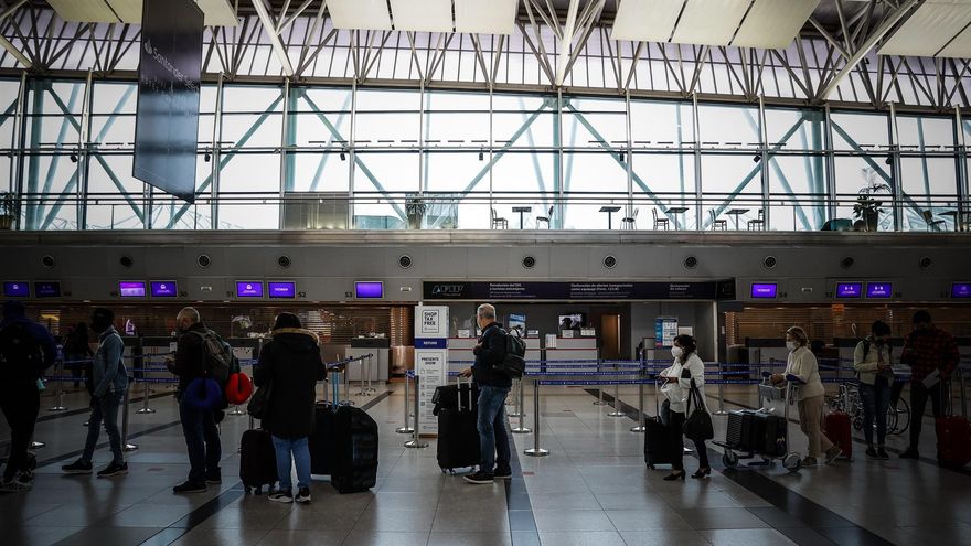 Personas hacen hoy fila en el Aeropuerto Internacional de Ezeiza, en Buenos Aires (Argentina). Argentina oficializa este lunes la apertura total de sus fronteras para el turismo internacional, una medida celebrada por los operadores del país suramericano, que durante el 2020 perdió más de 3.000 millones de dólares procedentes del turismo por la pandemia.