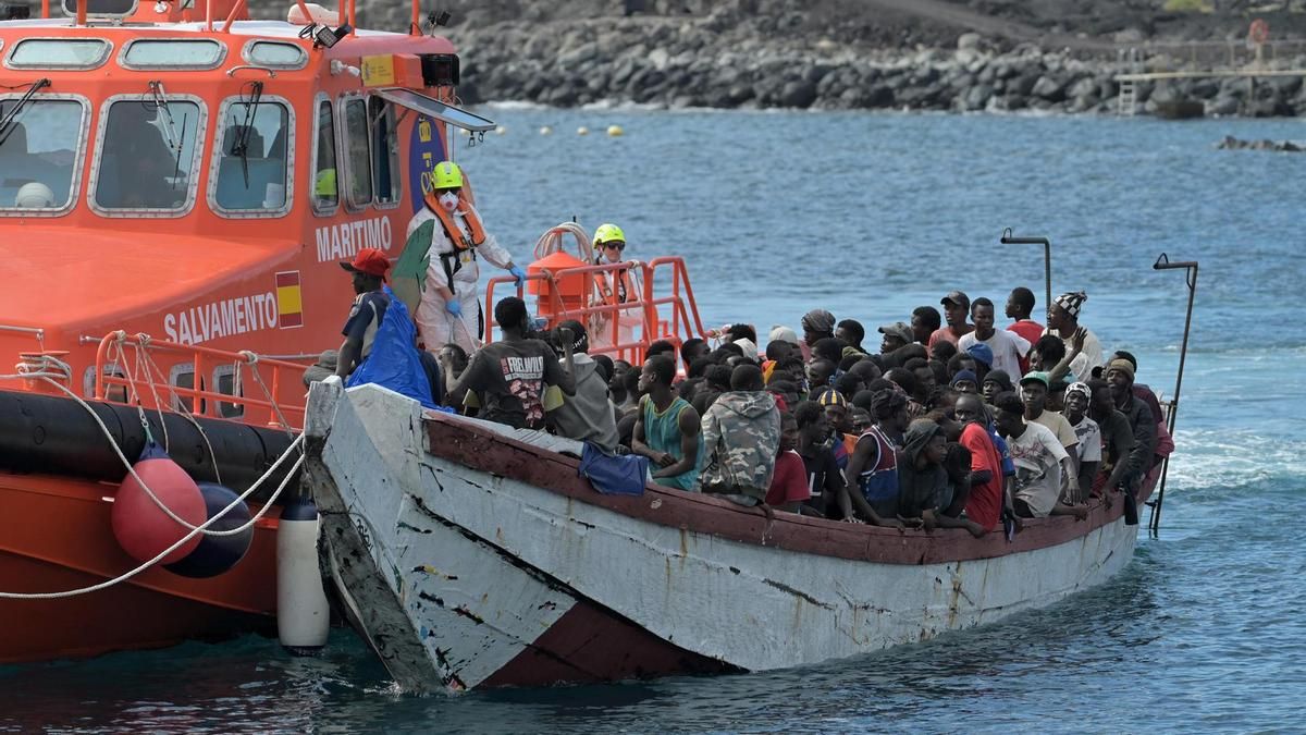 Salvamento rescata cerca de El Hierro a más de 1.000 personas a bordo de varios cayucos en las últimas 24 horas