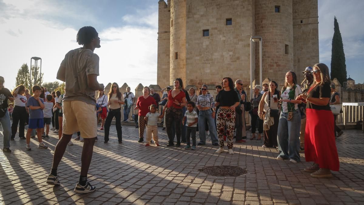 X Noche Negra Córdoba exhibición de percusión y danza africana y taller de danza de camerún
