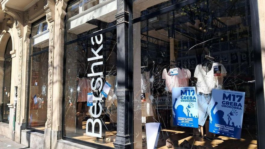 Escaparate vandalizado en la Gran Vía de Bilbao