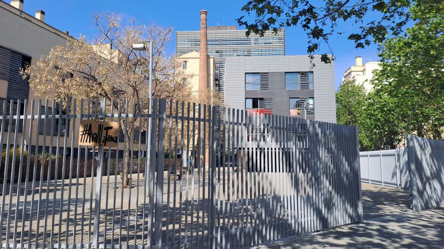 Una cadena de errores del Ayuntamiento de Barcelona permitió que unos vecinos privatizaran una plaza pública